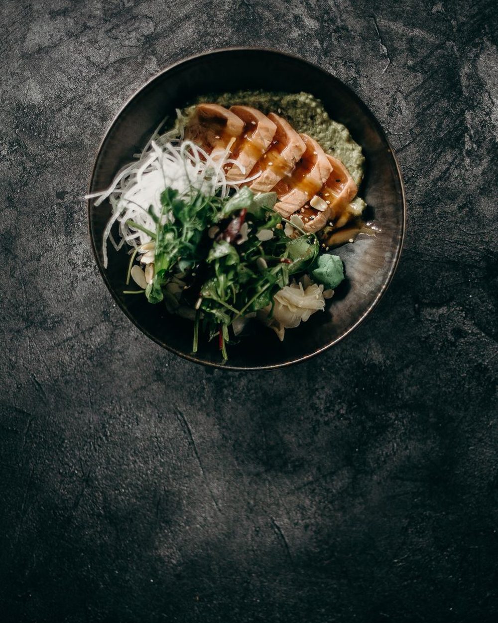 Poke bowl au saumon, riz et légumes