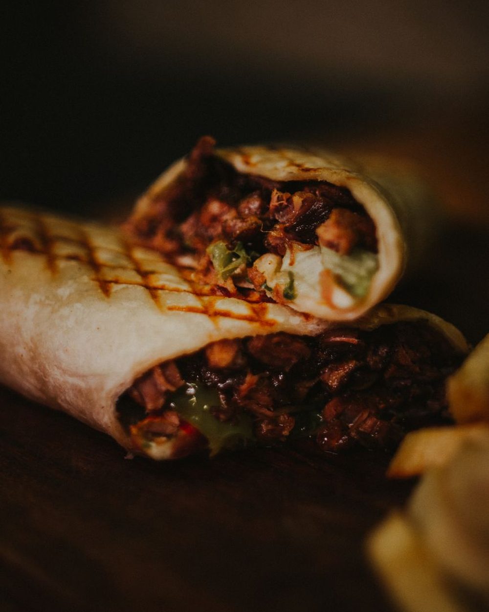 Wrap de bœuf grillé coupé en deux